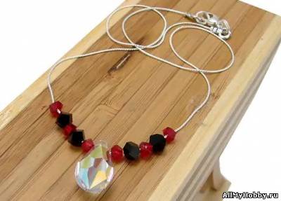 Комплект из ожерелья и серег в красно-черной гамме.